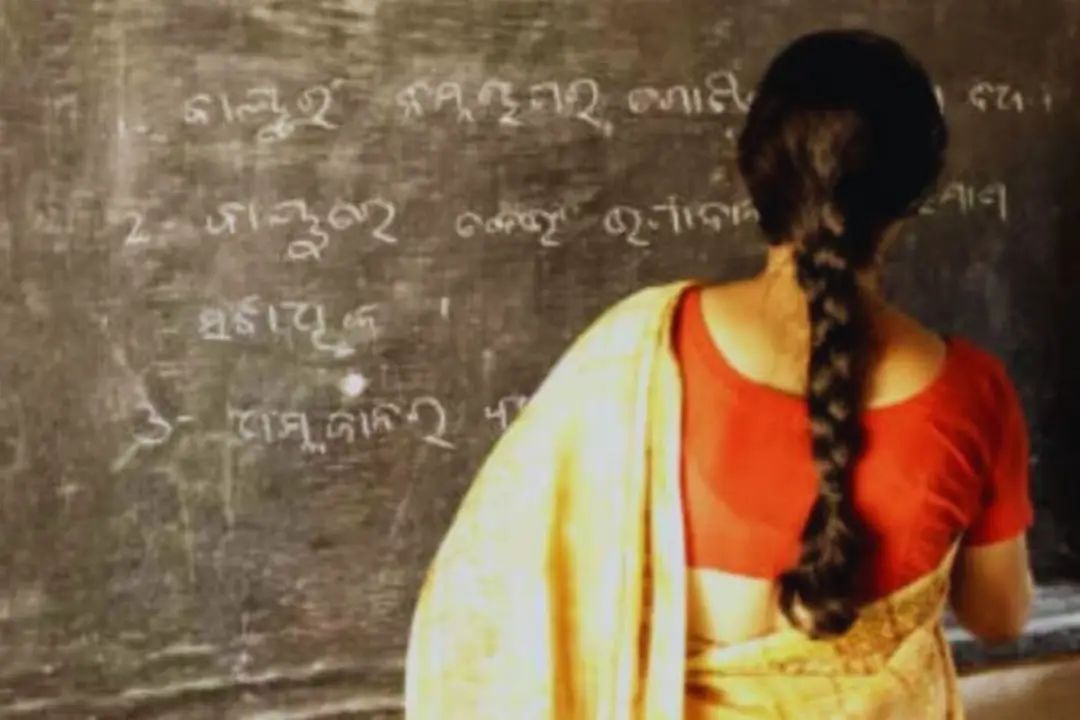 ऑनलाइन एटेंडेंस मे कई दिनों तक शिक्षक ने एक ही कपड़ा मे बनाया हाजरी, जाँच हुई तो हुआ बड़ा खुलासा 
